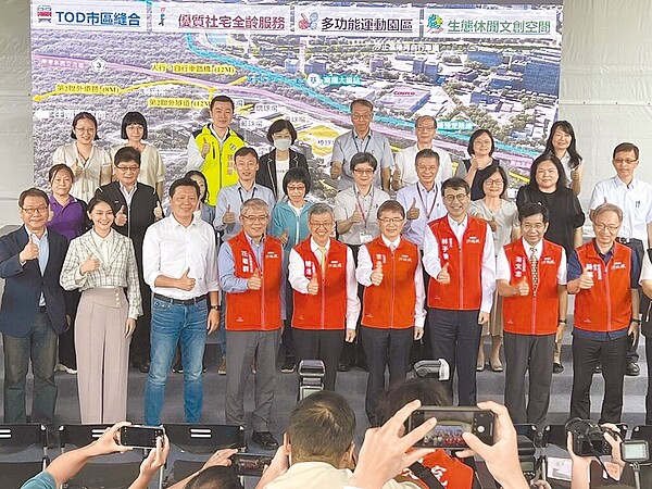 中央規畫在新北市汐止區打造白匏湖運動休閒生態園區暨社會住宅，由中央全額挹注134.7億元，2025年工程發包，預計最快2028年完工。行政院長陳建仁12日專程到現地視察（見圖），期盼在中央、地方合作努力下，一同實踐居住正義。（王揚傑攝）