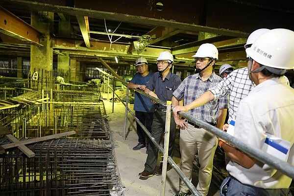 台大土木工程學系主任葛宇甯(右三)等人到豐采520工地地下室稽查,確認依照搶險計畫內容工項施作。(新竹縣政府提供/羅浚濱新竹傳真)