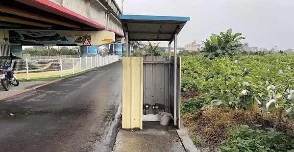 二水鄉滑步車練習場旁的八堡一圳上被蓋了個極簡易廁所，可在廁所裡小解直接進水圳，被貼文到社群媒體，讓大家瞠目結舌。圖／民眾提供