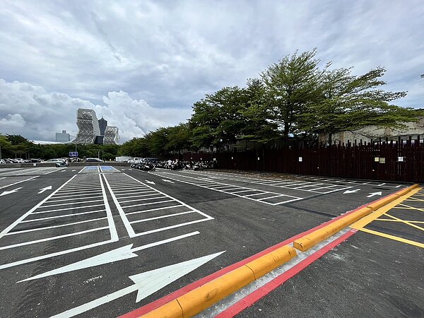 為紓緩駁二藝術特區的停車需求,公園停車場重新規畫機車停車位總數達692格,今啟用採計次收費。圖/高雄市交通局提供