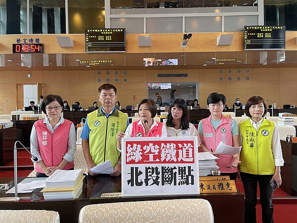 台中市民進黨議員聯合質詢,要府市府積極協調台鐵,完成綠空鐵道北側工程,串聯景點與商場。圖/陳雅惠提供