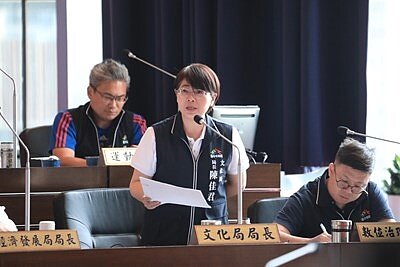 文化局長陳佳君說明台中成年禮金規劃方案。圖/台中市政府提供