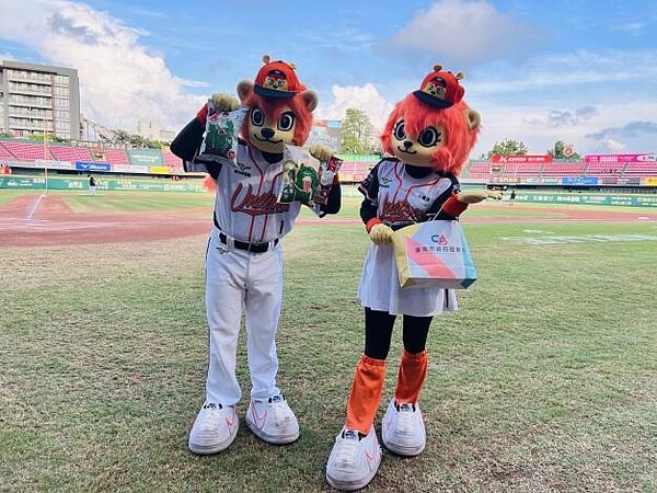 台南青春動滋券加碼送,看統一獅限量贈「青春應援包」。圖/台南市體育局提供