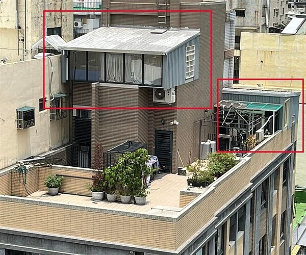 高塔囚禁?台中「電梯間」上的空中套房 新違建拆定了 台中科博館植物園附近的一棟大樓頂樓出現鐵皮屋加蓋,由於其懸掛在「電梯間」上方,更加引人注目。圖/取自臉書南屯大小事