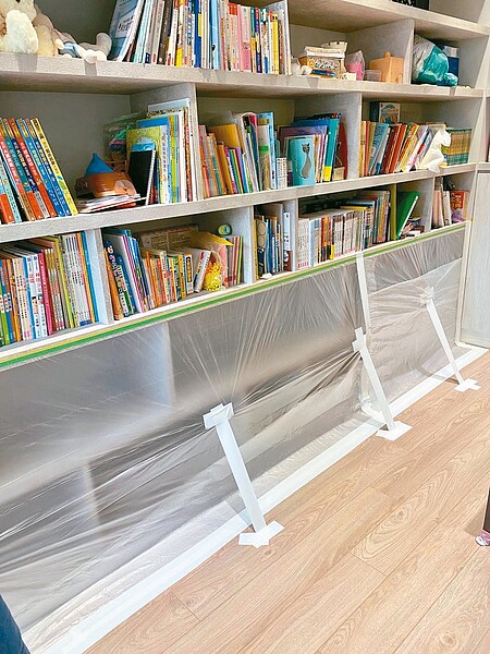 林姓業者在民宅使用磷化鋁除蟲,造成四歲女童中毒死亡,被依過失致死罪判刑兩年。圖為當時除蟲現場照。聯合報系資料照