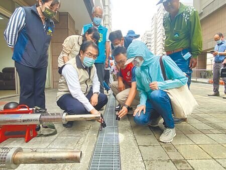 台南市出現今年國內首例本土登革熱病例,台南市長黃偉哲(左二)13日下午前往仁德區視察防治情形。(曹婷婷攝)