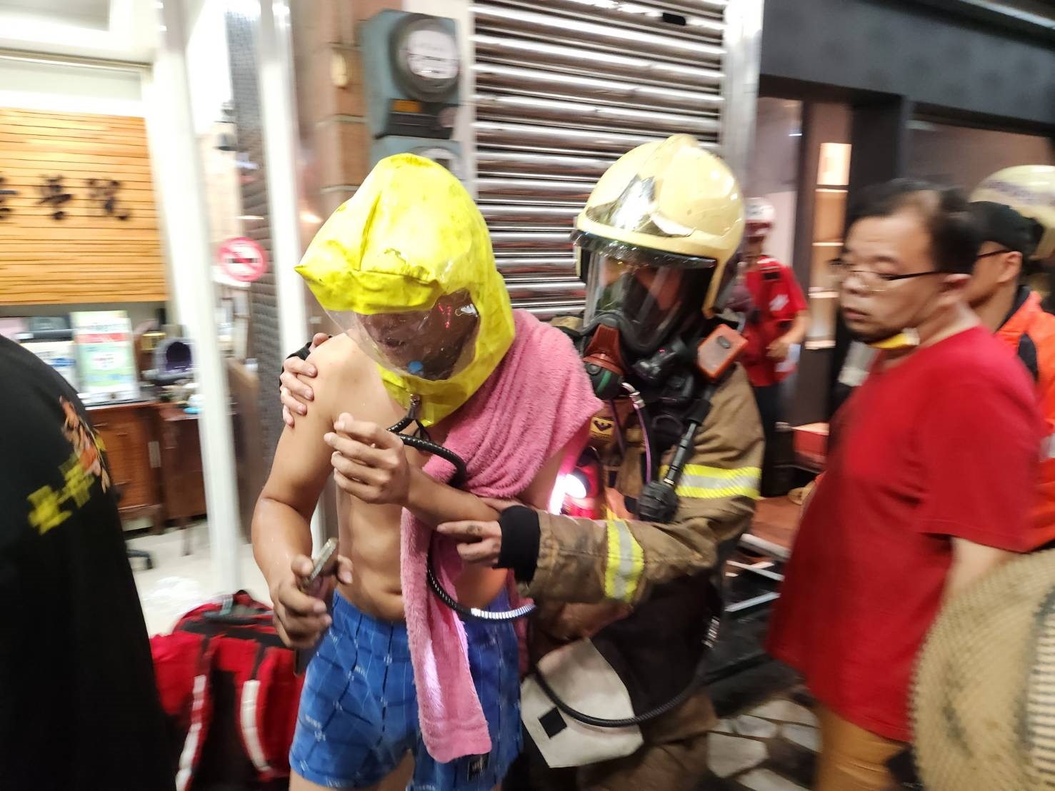 台南市東區住商透天厝失火，2名男子疑被嗆傷送醫。記者黄宣翰／攝影 