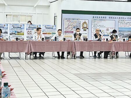 
新北市長侯友宜（左二）13日下午到蘆洲區公所參加行動治理。（黃敬文攝）
