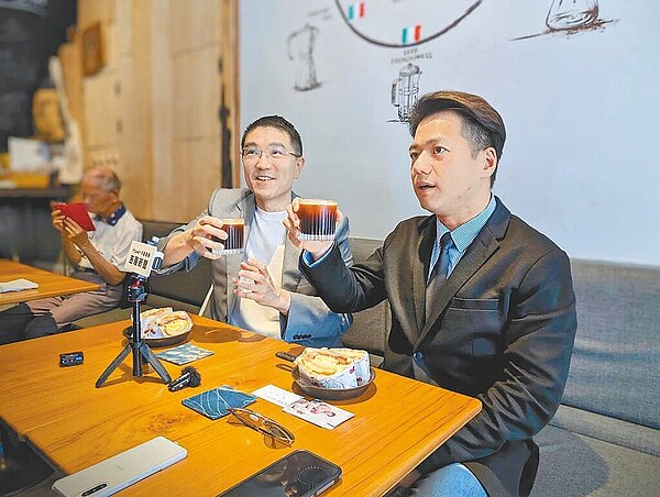 民眾黨立法院黨團總召邱臣遠(右)13日拜會基隆市長謝國樑(左),談到基隆捷運,謝希望中央政府協助基隆,延長基捷經費分擔年限至少20年。(張志康攝)