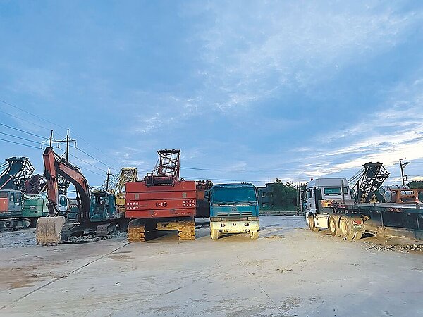 桃園航空城徵收土地內遭人放置大型機具,民航局不排除提告業者竊佔國土。(民眾提供/呂筱蟬桃園傳真)