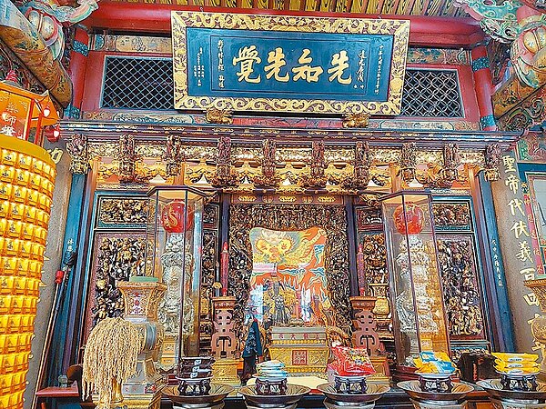 先嗇宮董事長李乾龍表示,三重先嗇宮是新北市唯一主祀神農帝的古蹟廟宇,該廟的對場作、楹聯都是獨特的歷史文物。(新北市文化局提供/黃敬文新北傳真)