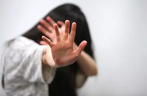 MeToo風暴持續發展，媒體上性騷擾相關內容頻繁出現，曾經受害的民眾可能因此觸發回憶，埋藏在心中的恐怖經歷被喚醒，進而引發創傷症候群。 示意圖。圖／聯合報系資料照片
