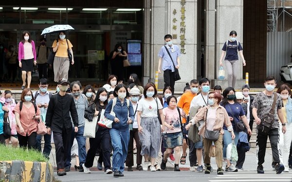 新冠疫情持續增溫，不少民眾出門仍然戴著口罩。記者邱德祥／攝影