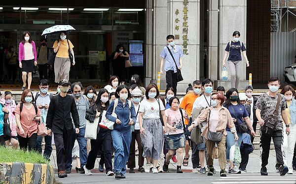 新冠疫情持續增溫,不少民眾出門仍然戴著口罩。記者邱德祥/攝影