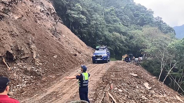 太平山森林遊樂區內道路坍方，170名遊客留滯一晚，林管處昨搶通道路，遊客依序離開。圖／羅東林管處提供