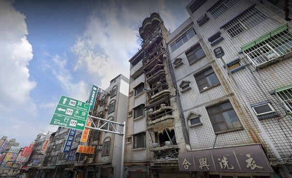 台南怪怪屋屋主蓋50年未完工，7層樓高違建8年前喊拆至今未果。圖／截自Google Map