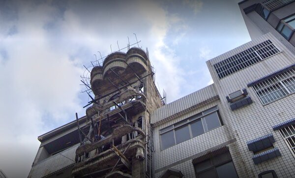 台南怪怪屋如廢墟，鋼筋外露隨時有倒塌風險。圖／截自Google Map