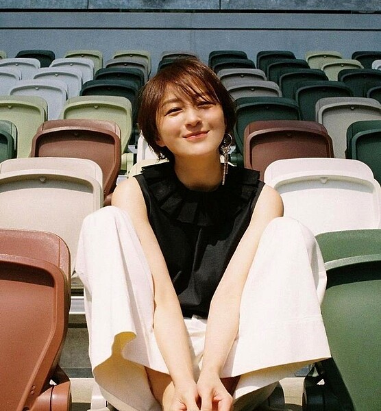 日本女星廣末涼子認了和米其林名廚鳥羽周作婚外情,她以親筆信向外界道歉。(圖/截自廣末涼子IG)