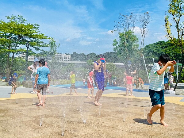 陽光遊戲場水樂園讓小孩從空中玩到水中。圖／新北市高工處提供