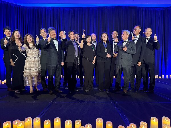 中華民國不動產協進會暨世界不動產聯盟臺灣分會理事長張麗莉(左九)、行政院農業委員會水土保持局台北分局長蔡金龍(左十三) 接受主辦單位頒發金獎獎座;行政院農業委員會水土保持局南投分局長陳榮俊(左七)、中華民國不動產協進會副理事長唐國維(左十四)接受主辦單位頒發銀獎獎座。圖/中華民國不動產協進會提供