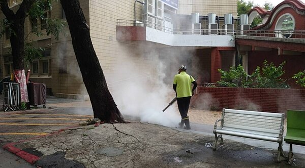 衛生局表示,近日適逢連日降雨,呼籲民眾雨後48小時內落實室內外可能積水之處,清除不必要的積水容器及髒亂堆積物,防範登革熱擴散蔓延。圖/高雄市政府提供