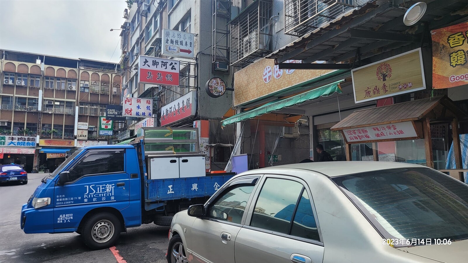 北投知名牛肉麵「志明牛肉麵」石牌分店日前因員工將抹布水擰進煮麵鍋惹議暫停營業，今天有民眾發現該店內部已經清空。記者洪子凱／攝影 