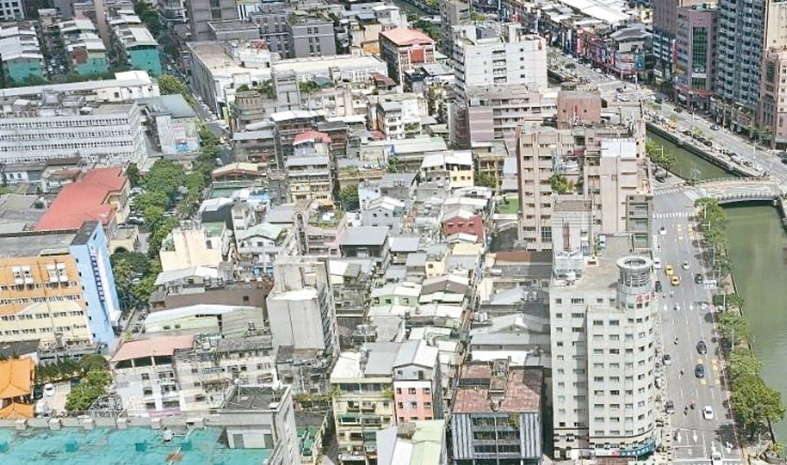 基隆老舊房屋多、多雨潮濕，不少頂樓有漏水問題，很多加蓋防水屋頂，但限高1.5米惹議。記者游明煌／攝影 