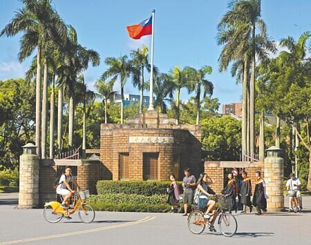 今年大學申請入學有3萬8953人獲分發,但缺額高達1萬6121個,創新高。圖為台灣大學。(本報資料照片)