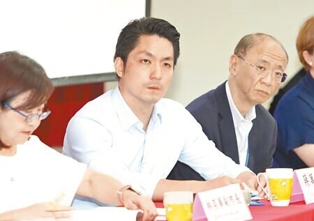 台北市長蔣萬安(中)14日出席市長與里長有約南港區座談會,多位里長聯合提案,希望市府能提高容積獎勵,南港展覽館周邊老舊房舍加速都市更新。(鄭任南攝)