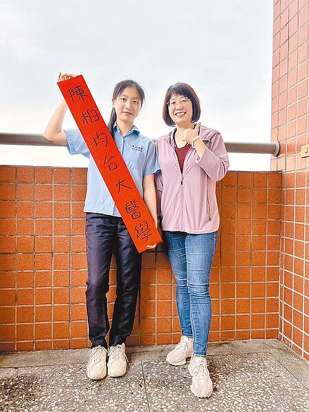 台北市東山高中學生陳柏均(左)錄取台灣大學醫學系,因為更加喜愛接觸考牙醫系必備的雕塑技能,最後選擇台北醫學大學牙醫系。(台北市東山高中提供/蔡佩珈台北傳真)