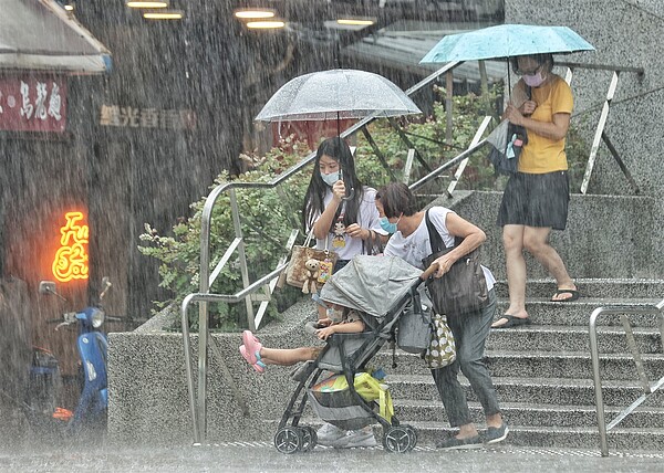 今天在中部、南部及台東地區有陣雨或雷雨，並有短時強降雨發生機會，局部單點的累積雨量可達大雨甚至豪雨等級，北部以及宜蘭、花蓮一帶也會有短暫陣雨或雷雨，同樣有局部較大雨勢出現的機會。聯合報系資料照