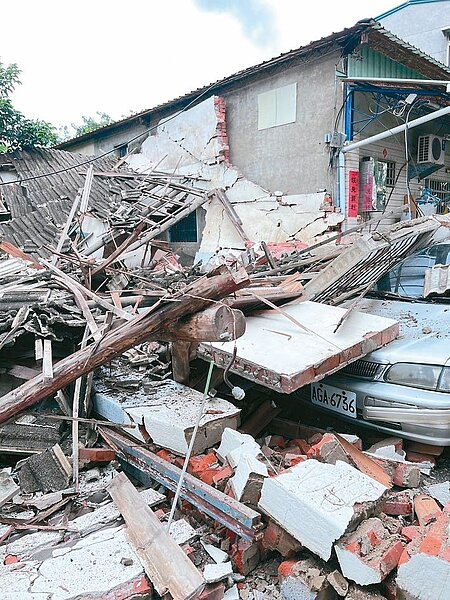 台南新化神社的鳥居附近1戶民宅日前倒塌，壓垮汽機車，建物安全受到關切。圖／議員李偉智提供