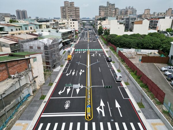 台中市針對寬度超過12米的道路設計人行步道。圖為太平區市民大道設置人行通行環境。圖／台中市建設局提供