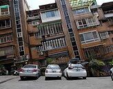 台版比薩斜塔？驚見整排房屋「歪樓」　網一看笑了：不怕淹水