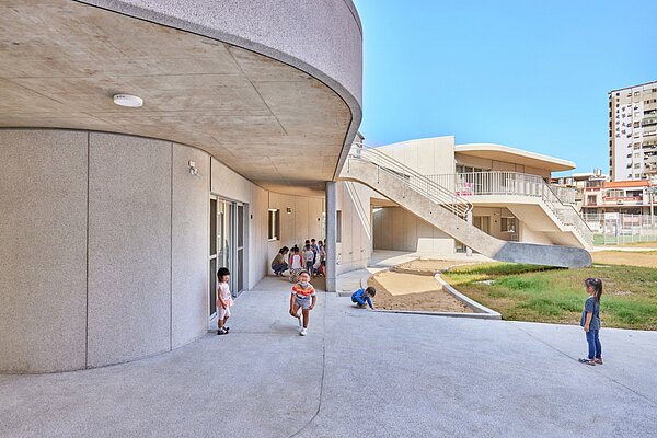 以弧線營造孩童駐足空間,三民國小附設幼兒園讓廊道有更多可能性。圖片提供/林柏陽