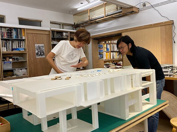 林柏陽(右)在辦公室與藝術家王德瑜討論忠泰美術館的案子。(圖片提供/林柏陽)