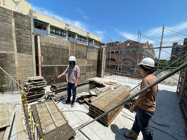 林柏陽在竹蓮國小活動中心的工地現場視察。圖片提供/林柏陽