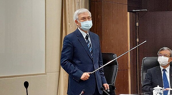 央行中止連5升!新一波房市管制出手 「8縣市」第2戶房貸最高成數7成 央行考量今年下半年國內通膨趨緩,並考量到整體經濟情勢,此次維持政策利率不變。另外這次再祭出新一波選擇性信用管制,新增規範自然人特定地區第2戶購屋貸款最高成數上限為7成,自今年6月16日起實施。圖(央行總裁楊金龍)/好房網News記者林和謙/攝