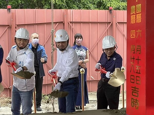 為解決貴子坑溪惡臭沉痾，新北市水利局推動「貴子坑溪河川環境營造計畫」，預計2025年完工，新北市長侯友宜（左二）今出席開工動土典禮。記者張睿廷／攝影
