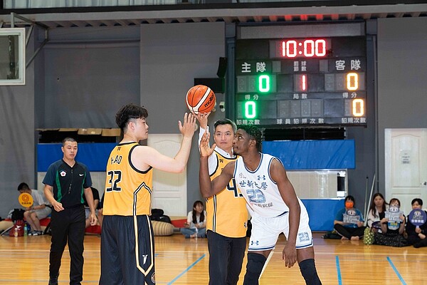 團隊合作是永慶最重要的企業文化,永慶人將團隊拚勁帶到球場,讓受邀前來的世新男籃,感受永慶人的熱情與團結。圖/永慶房屋提供