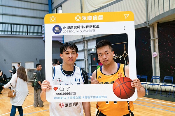 陳將双(圖左)分享,永慶明星隊表現超乎預期,比賽剛開始就被投進三分球,所以他也有拿出實力跟明星隊對打。圖/永慶房屋提供