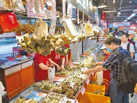 端午節將至，台北市南門中繼市場內店家擺出各種口味的粽子，讓民眾盡情採購。（張芷瑜攝）