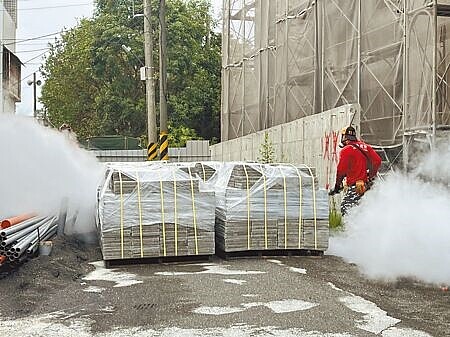 台南市本土登革熱病例累計已有5例,仁德區成功里現有6處建築工地自費消毒,全面防堵登革熱疫情擴大。(曹婷婷攝)