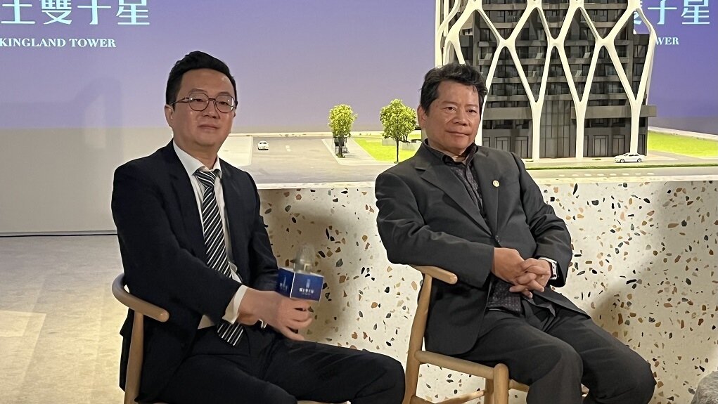 ▼富裔實業董事長祝文定(右)、甲桂林廣告總經理陳衍豪(左)對房市提出看法。(圖/<a href="https://house.ebc.net.tw/" target="_blank">EBC地產王</a>張琬聆攝)