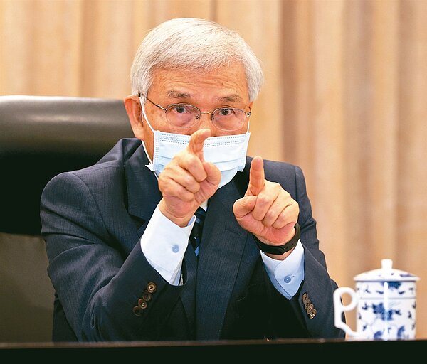 央行總裁楊金龍昨天主持記者會,宣布利率中止「連五升」,並大幅下修今年經濟成長率至百分之一點七二,「保二」落空。記者潘俊宏/攝影