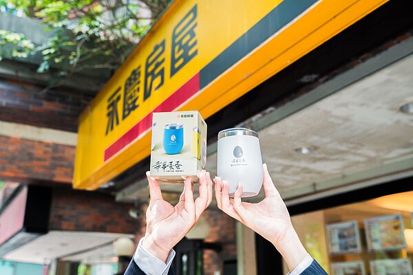 幸事蛋蛋保溫杯有「時尚白」、「智能藍」和「解憂黃」共3種顏色,輕小又方便攜帶,不論你在室內還是戶外活動,讓你隨時補充水分,避免中暑發生。圖/永慶房產集團提供