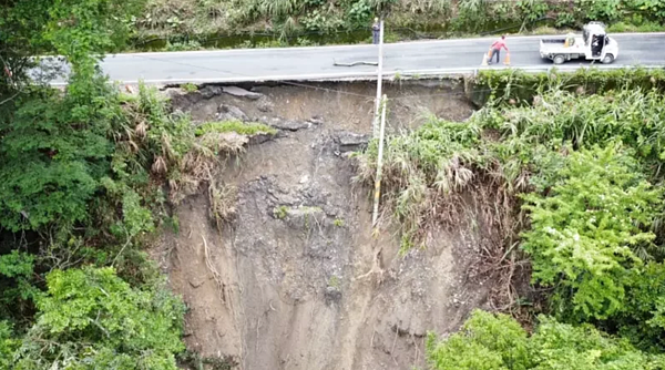 仁愛鄉力行產業道路瑞岩部落路段坍方，約50公尺路基被淘空，連電桿都被扯落，相當危險。圖／讀者提供