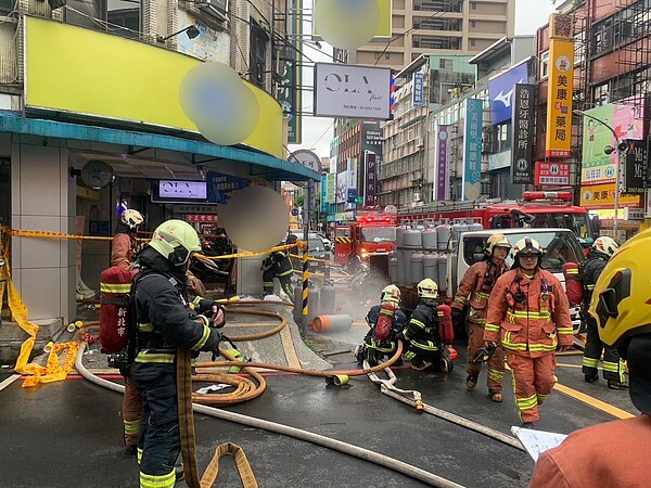 板橋中正路50嵐發生氣爆意外。圖／翻攝畫面