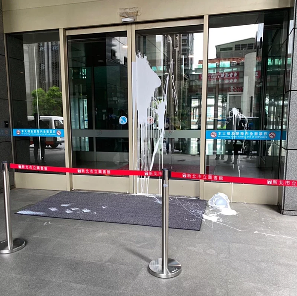 新北市政府南大門今天上午9時10分被人惡意潑白漆,涉案男子得手後騎機車逃逸,警方今天中午在林口區攔獲涉案的陳姓男子到案。記者王長鼎/翻攝