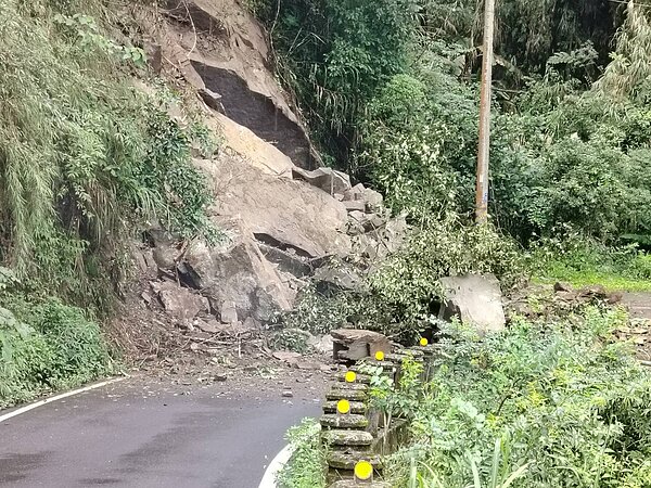 嘉縣山區落石不斷,今中午12點50分嘉130鄉道下山往公田明隧道間路段,轟一聲,巨大落石從山壁滑落,阻車道。圖/民眾提供
